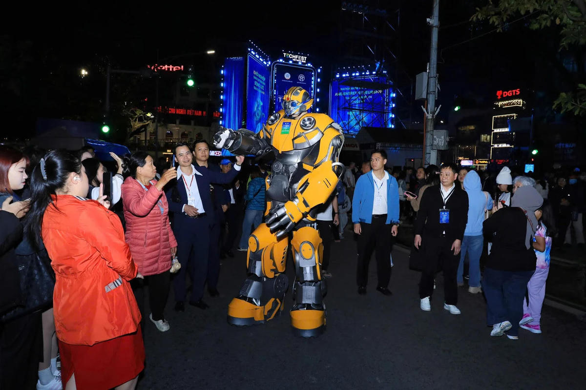 Khu vực trải nghiệm công nghệ tại Techfest 2025 được đặt ngay trên phố đi bộ hồ Hoàn Kiếm (Hà Nội), thu hút đông đảo người dân, du khách.