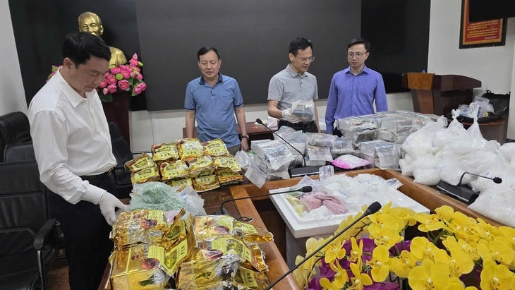 Lãnh đạo ban chuyên án kiểm tra vật chứng ma túy. Ảnh: BCA.