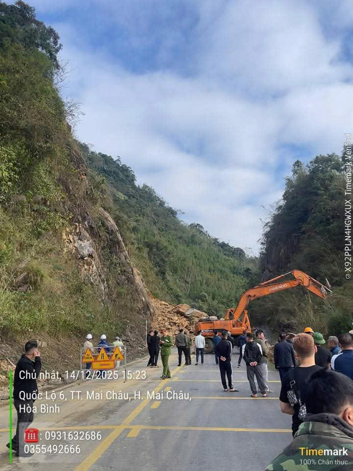 Lực lượng chức năng nỗ lực cứu hộ và khắc hcj sạt lở