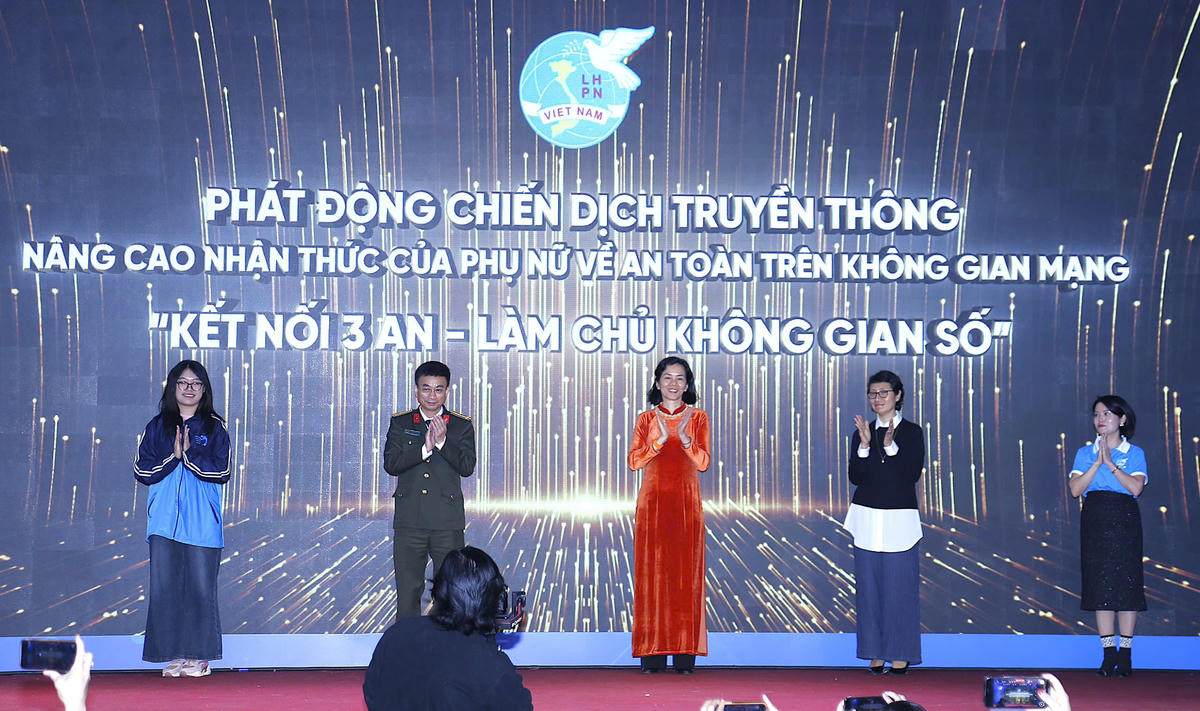 Phó Chủ tịch Hội Liên hiệp Phụ nữ Việt Nam&nbsp;Nguyễn Thị Minh Hương cùng đại diện Cục An ninh mạng và phòng, chống tội phạm sử dụng công nghệ cao (Bộ Công an), Tập đoàn Google, hội viên phụ nữ và sinh viên thực hiện nghi thức hưởng ứng chiến dịch.