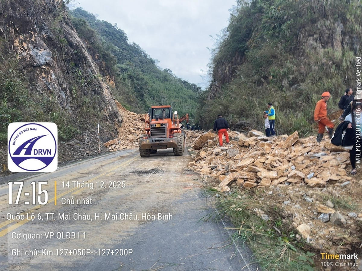 Khu vực bị sạt lở đang được hót dọn đất đá