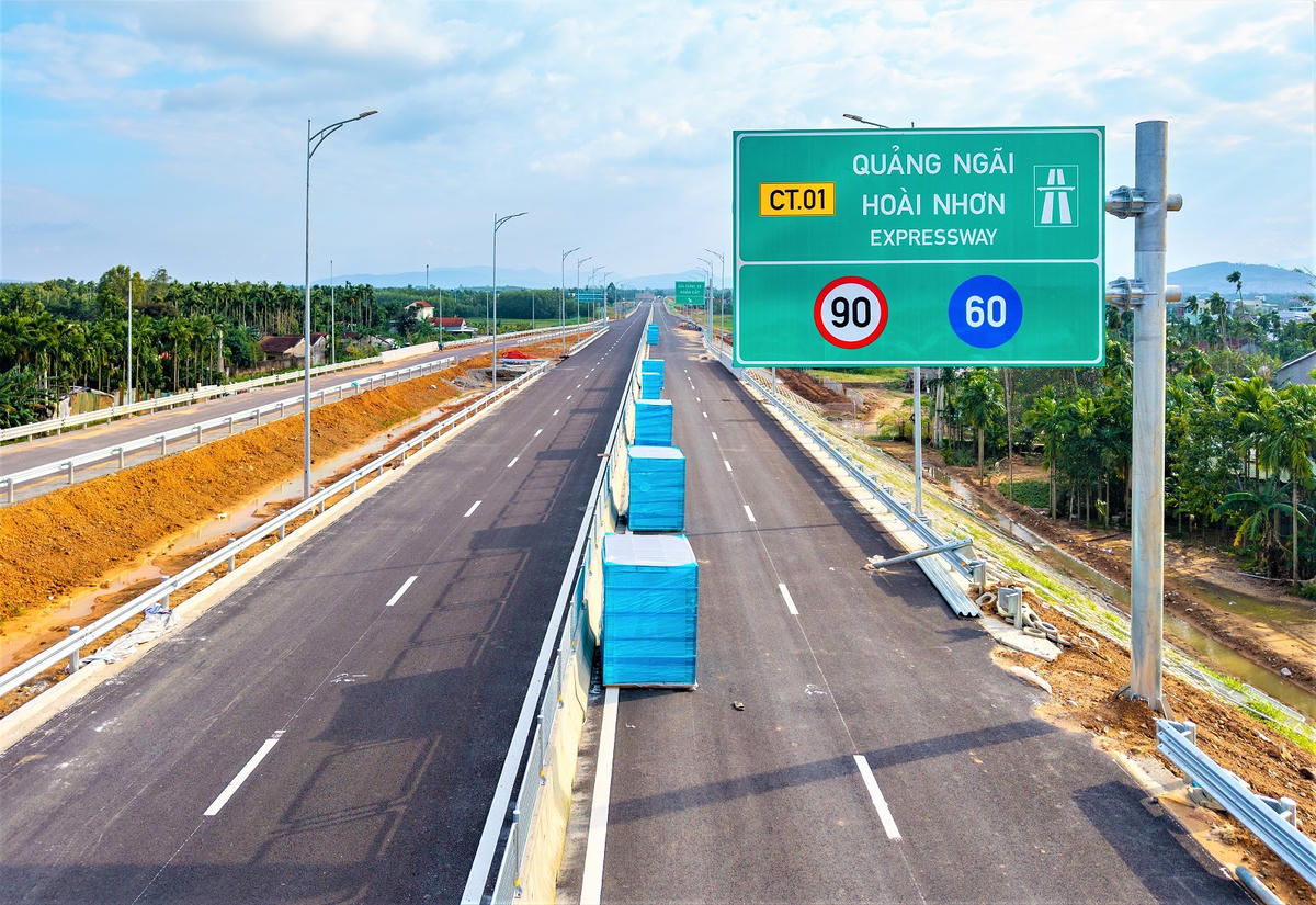 Bảng hướng dẫn lưu thông trên tuyến cao tốc Quảng Ngãi-Hoài Nhơn đã lắp đặt xong. Ảnh: CV.