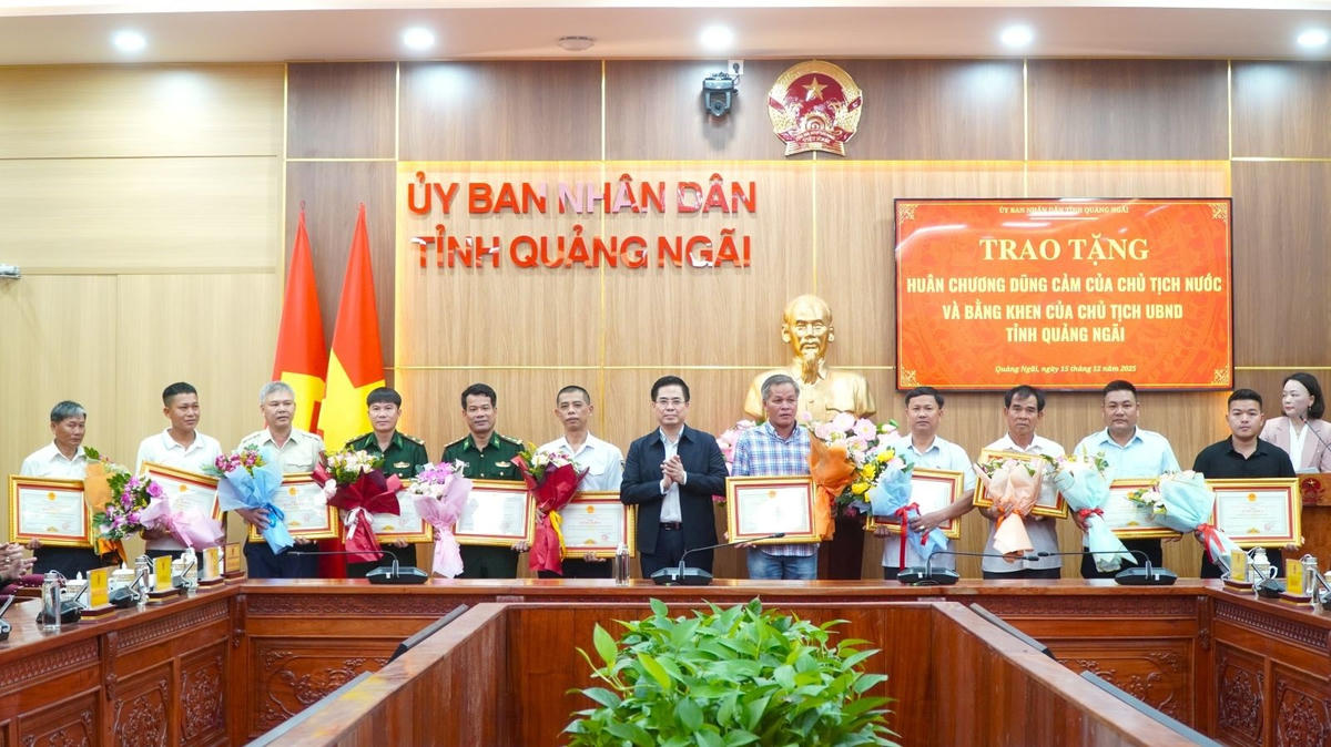 Tặng Bằng khen của Chủ tịch UBND tỉnh Quảng Ngãi cho các tập thể, cá nhân có thành tích xuất sắc trong công tác cứu hộ, cứu nạn trong cơn bão số 13 năm 2025. Ảnh: CV.