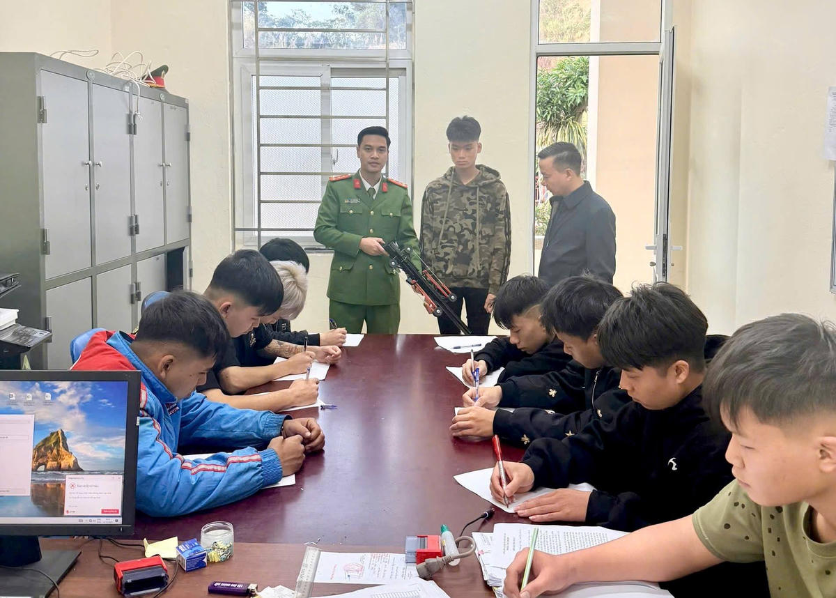 Các đối tượng làm việc với Cơ quan điều tra . Ảnh: Công an xã Bảo Hà.