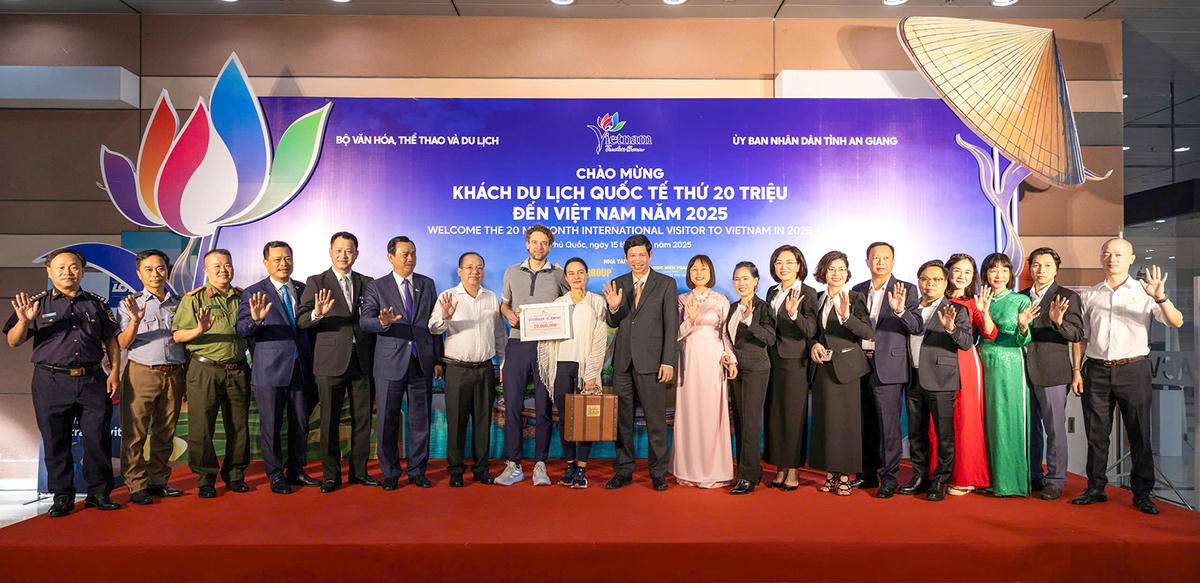 Lãnh đạo Bộ Văn hóa, Thể thao và Du lịch, UBND tỉnh An Giang cùng các doanh nghiệp chúc mừng các vị khách quốc tế may mắn đến Việt Nam. Ảnh Nguyễn Minh.