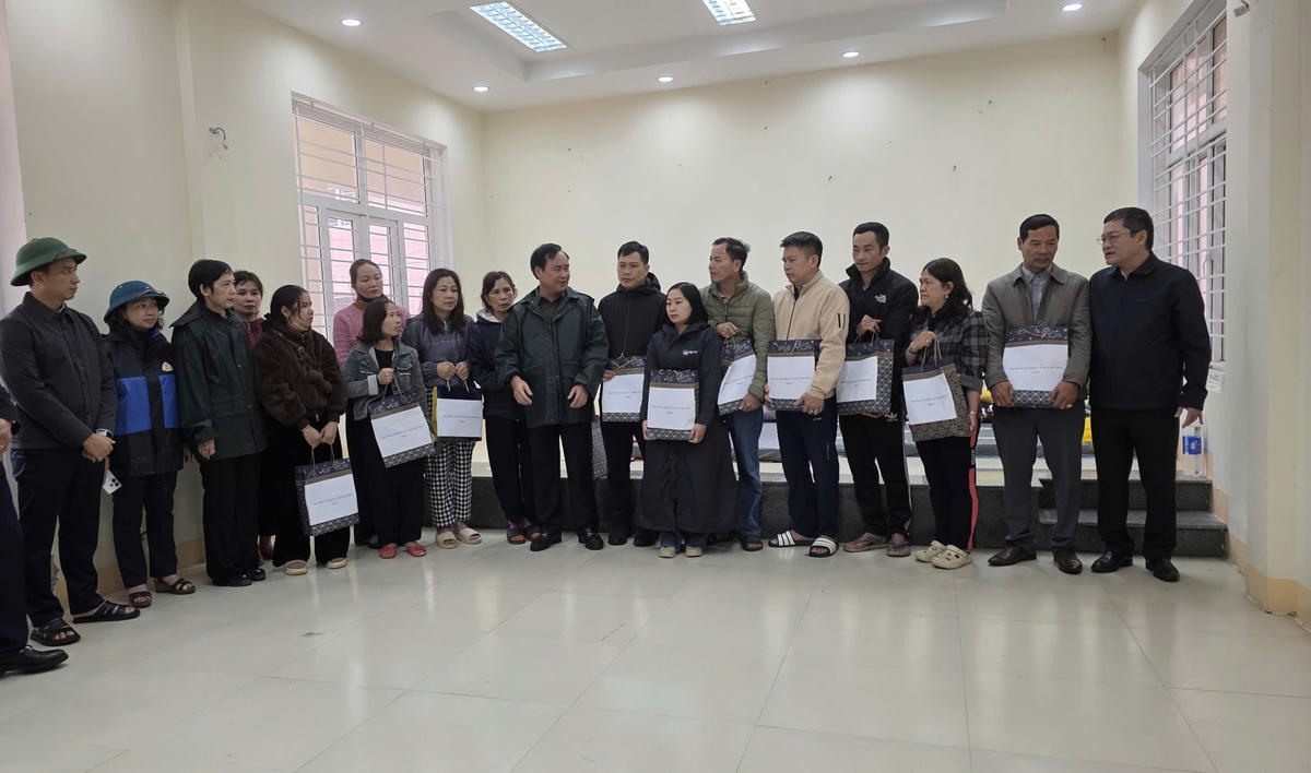 Đoàn công tác Bộ Nông nghiệp và Môi trường do Thứ trưởng Võ Văn Hưng làm trưởng đoàn đến thăm hỏi, tặng quà cho các hộ gia đình vùng sạt lở tại nơi ở tạm.