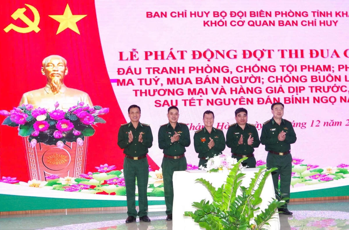 Đại tá Tạ Quang Dũng, Phó Chỉ huy trưởng Ban Chỉ huy Bộ đội Biên phòng tỉnh Khánh Hòa, chứng kiến các đơn vị ký giao ước thi đua. (ảnh V.T)