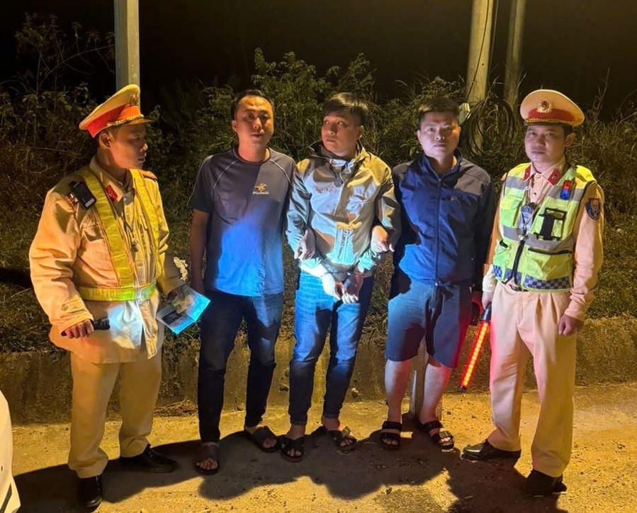 Đối tượng Lê Thanh Tiến (giữa) bị lực lượng Công an bắt giữ. Ảnh: CA Gia Lai.