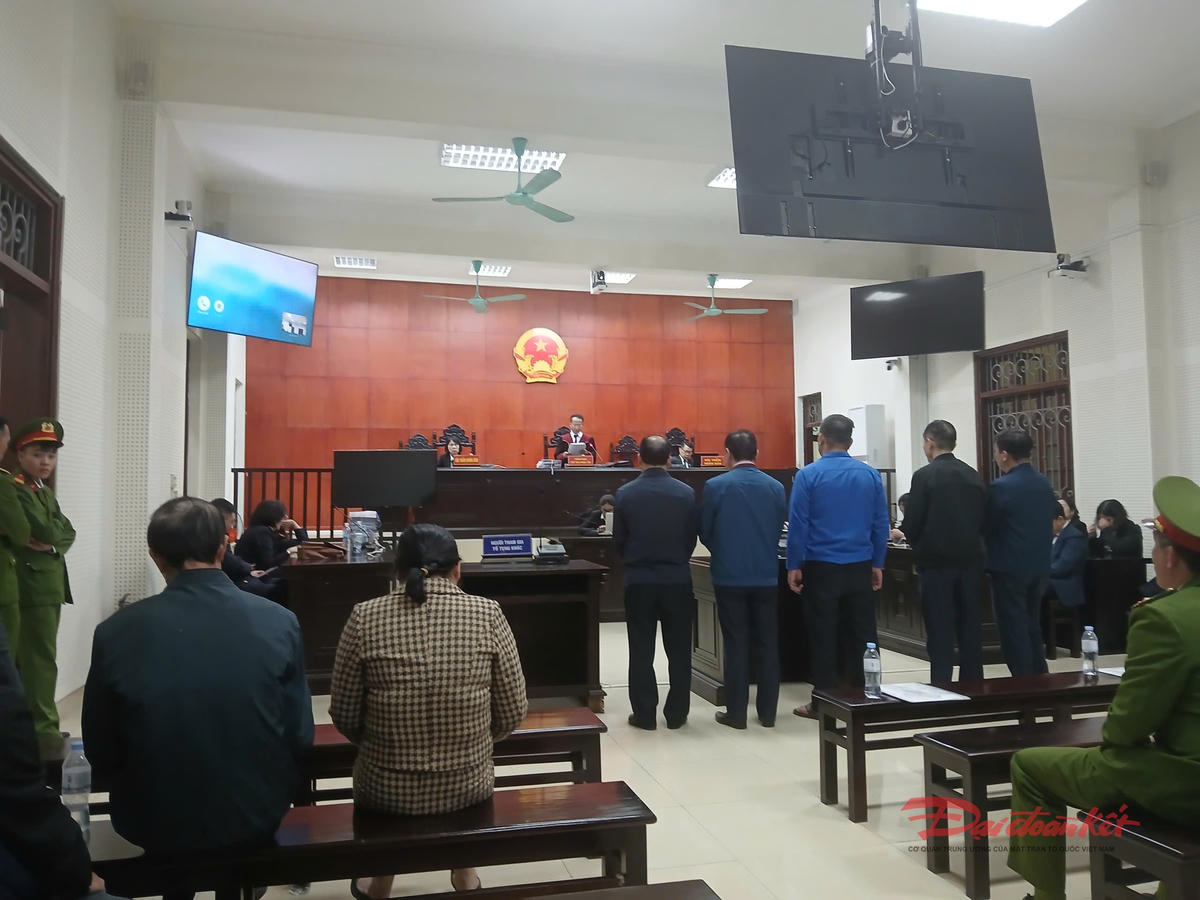 Các bị cáo nghe chủ toạ tuyên án.&nbsp;