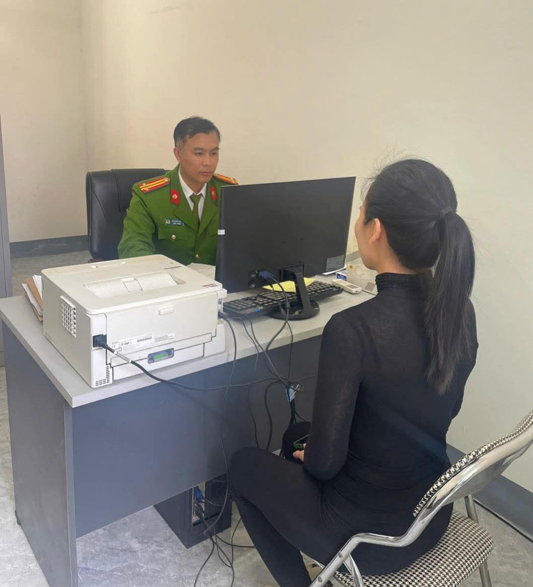 N.T.H.N. làm việc tại Cơ quan điều tra. Ảnh: Công an phường Cam Đường.