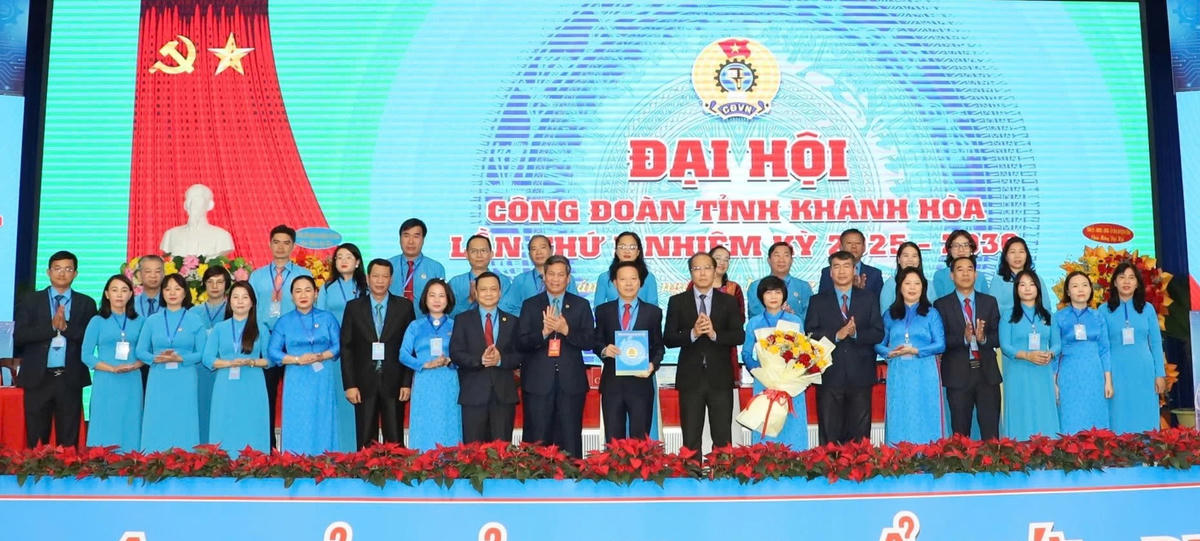 Ông Huỳnh Thanh Xuân, Phó Chủ tịch Tổng Liên đoàn Lao động (LĐLĐ) Việt Nam và ông Nguyễn Khắc Hà, Phó Bí thư Tỉnh ủy, Chủ tịch Ủy ban MTTQ Việt Nam tỉnh Khánh Hòa trao quyết định, tặng hoa chúc mừng Ban Chấp hành Công đoàn tỉnh Khánh Hòa nhiệm kỳ 2025 - 2030. (ảnh X.H)