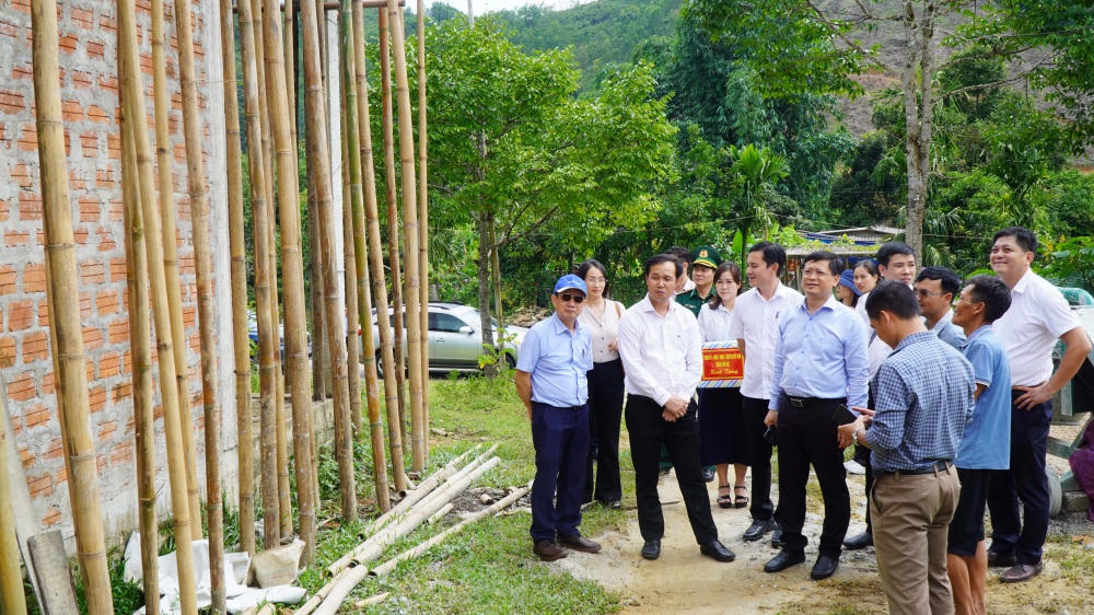 Lãnh đạo thành phố Huế kiểm tra công trình, dự án thuộc các Chương trình Mục tiêu Quốc gia đang triển khai trên địa bàn các xã vùng cao. Ảnh: N.M.