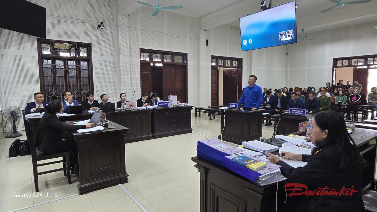Quang cảnh phiên toà sơ thẩm xét xử vụ án “Vi phạm quy định về khai thác tài nguyên” và  “Thiếu trách nhiệm gây hậu quả nghiêm trọng” xảy ra tại Công ty CP cổ phần than Cọc Sáu – Vinacomin (nay là Công ty cổ phần than Đèo Nai – Cọc Sáu – TKV),.sáng 15/12.&nbsp;