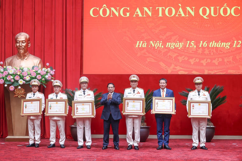 Thủ tướng Phạm Minh Chính trao Huân chương Quân công hạng Nhất, Nhì, Ba; Huân chương Bảo vệ Tổ quốc hạng Nhất và Huân chương Chiến công hạng Nhất cho các cá nhân có thành tích xuất sắc. Ảnh: Nhật Bắc