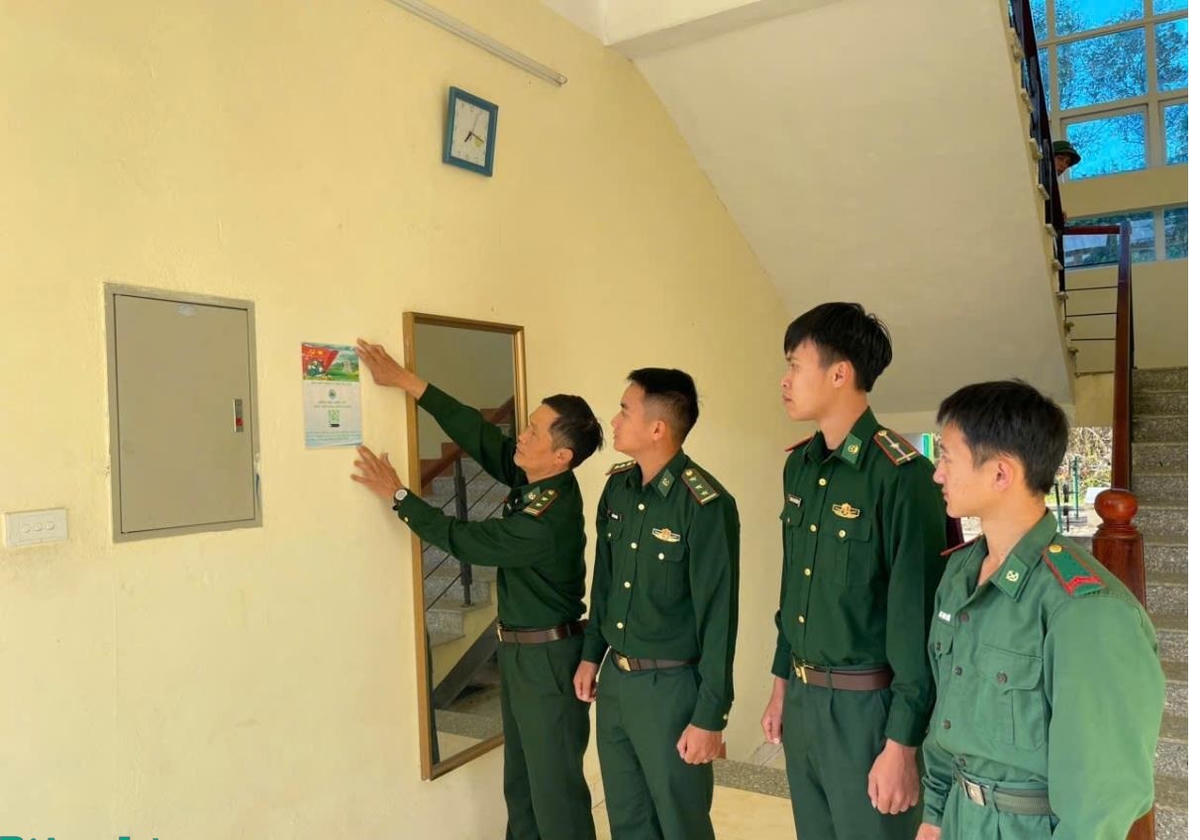 Mã quét QR gửi góp ý về “Hòm thư điện tử thực hiện dân chủ ở cơ sở” được dán ở các vị trí thuận tiện, giúp bộ đội biên phòng tỉnh Lai Châu dễ dàng thao tác. Ảnh: Duy Khánh