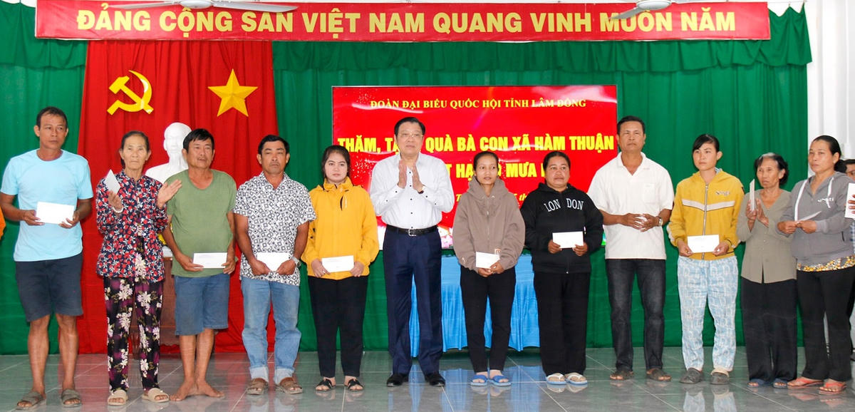 Ông Phan Đình Trạc - Ủy viên Bộ Chính trị, Bí thư Trung ương Đảng, Trưởng Ban Nội chính Trung ương tặng quà bà con xã Hàm Thuận, tỉnh Lâm Đồng. (ảnh CTV)