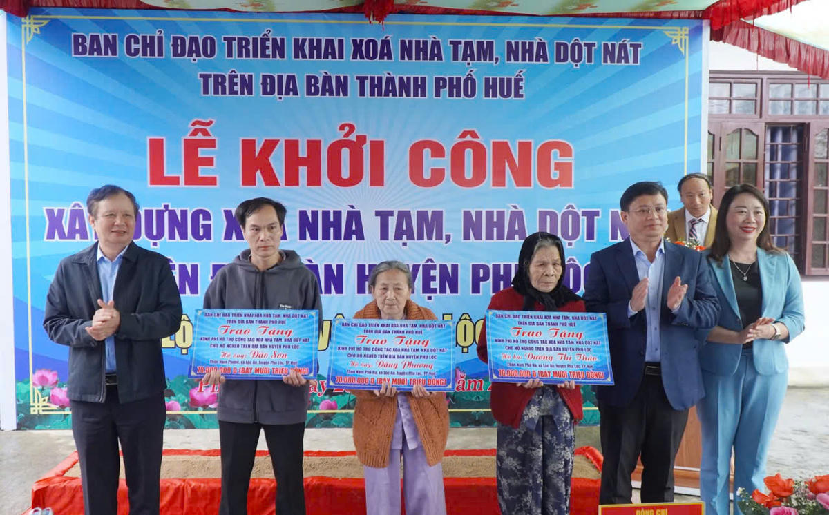 Lãnh đạo thành phố Huế và Ủy ban MTTQ Việt Nam thành phố trao tặng kinh phí xóa nhà tạm trên địa bàn. Ảnh: N.M.&nbsp;
