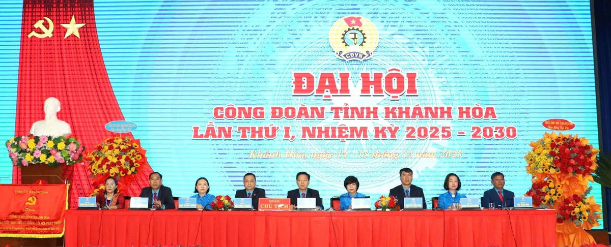 Đoàn Chủ tịch điều hành đại hội. (ảnh X.H)

