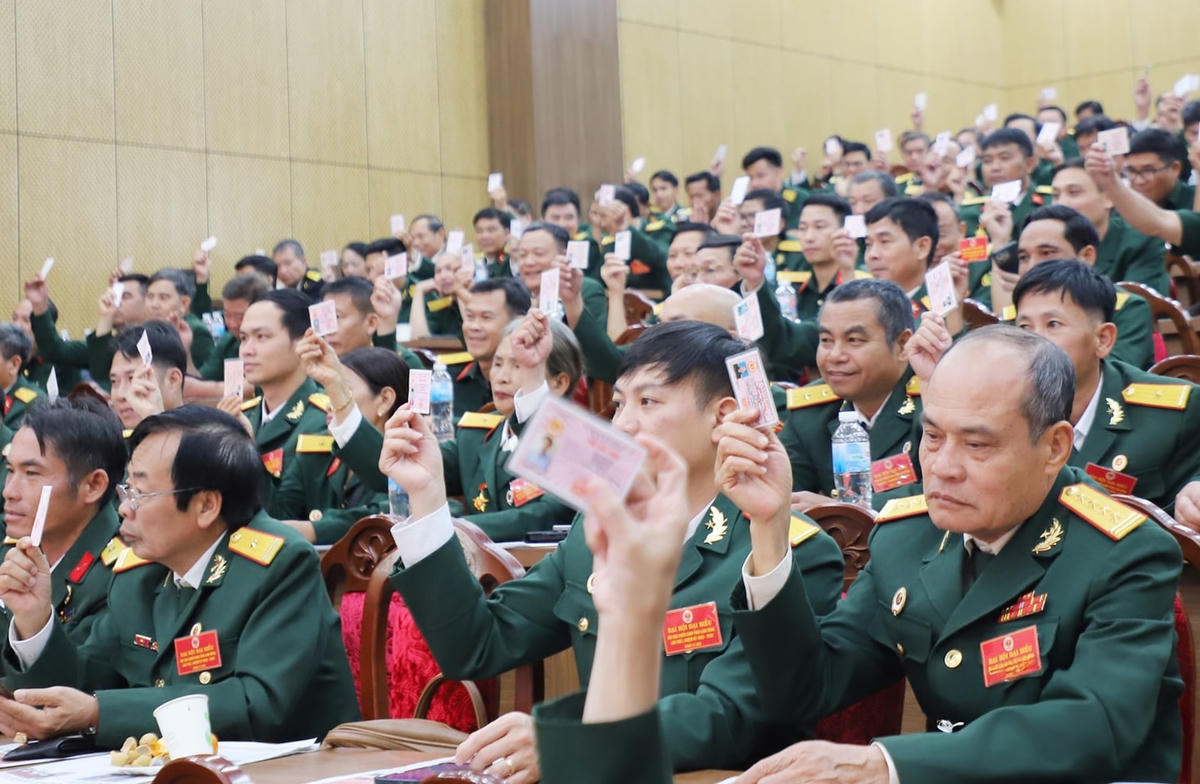 Các đại biểu biểu quyết thông qua Nghị quyết Đại hội Hội Cựu Chiến binh tỉnh Lâm Đồng lần thứ I, nhiệm kỳ 2025 – 2030. (ảnh X.H)