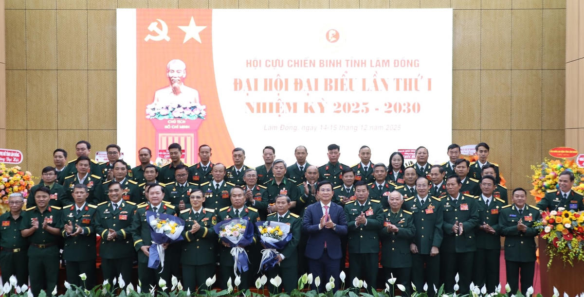Trung ương Hội CCB Việt Nam và Lãnh đạo UBND tỉnh Lâm Đồng tặng hoa chúc mừng Ban Chấp hành Hội CCB tỉnh Lâm Đồng nhiệm kỳ 2025 – 2030. (ảnh X.H)