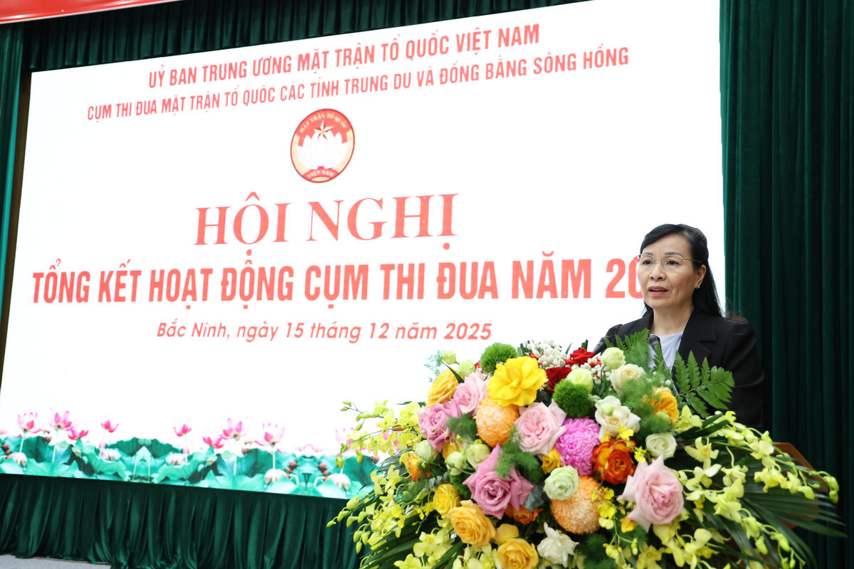 Bà Nguyễn Thị Hà, Ủy viên Ban Thường vụ tỉnh ủy, Chủ tịch Ủy ban MTTQ tỉnh Bắc Ninh phát biểu tại Hội nghị. 