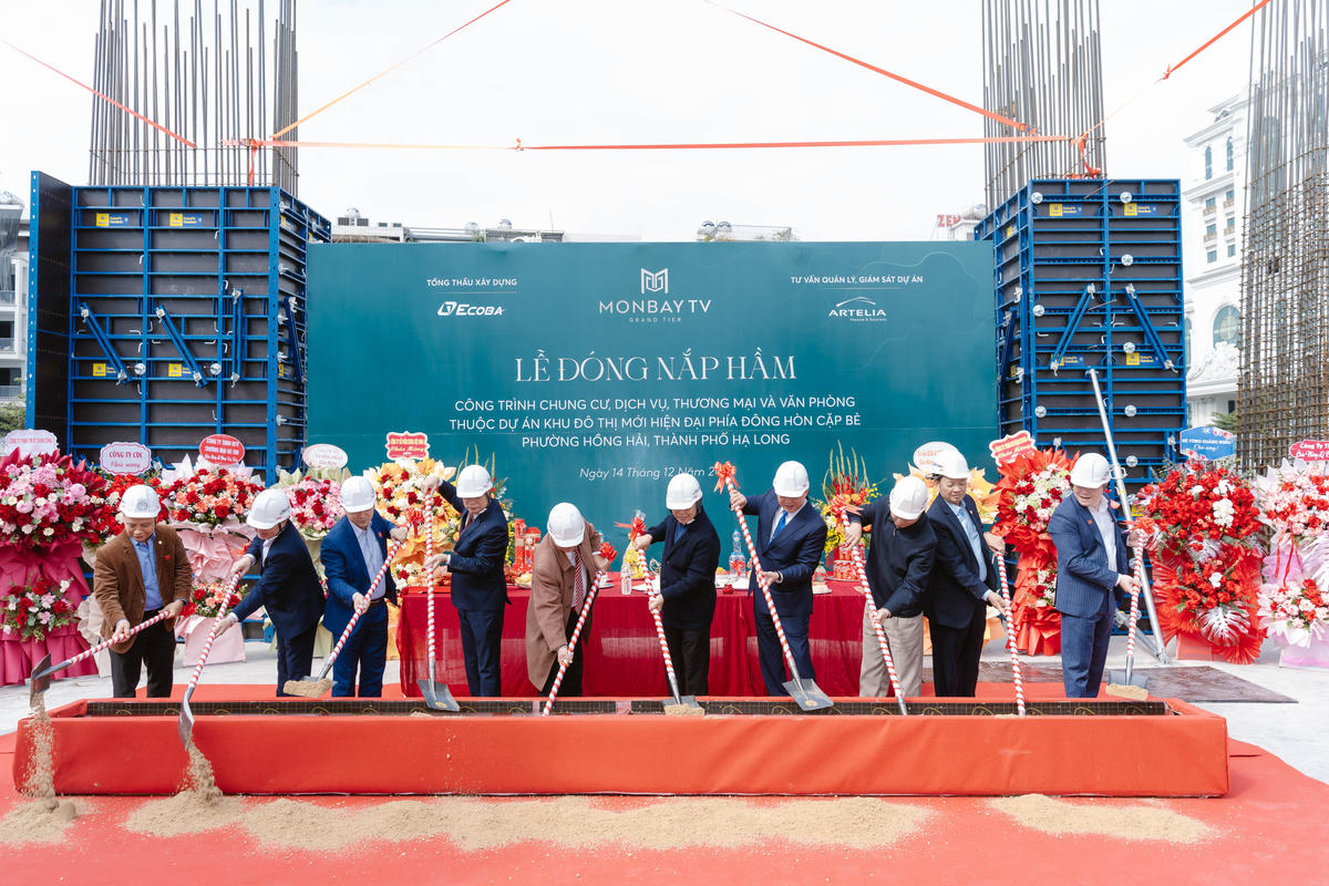 Các đại biểu thực hiện Lễ đóng nắp hầm dự án MonBay TV Grand Tier.