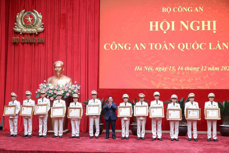 Thủ tướng Phạm Minh Chính trao Huân chương Quân công hạng Nhì và Huân chương Chiến công hạng Nhất cho các cá nhân có thành tích xuất sắc. Ảnh: Nhật Bắc