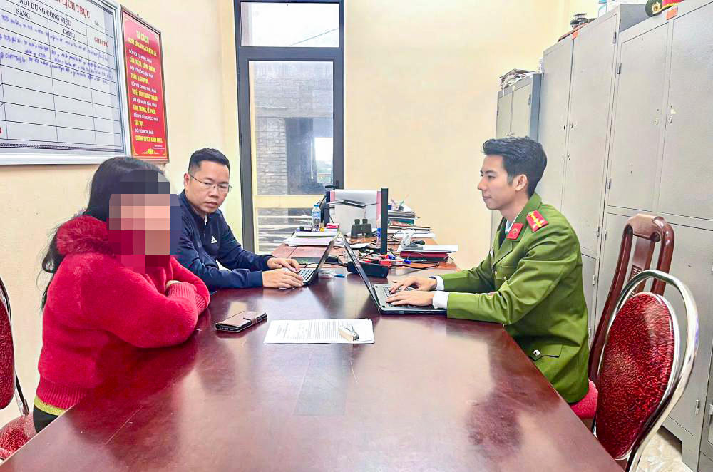 Công an xã Kỳ Hoa tiếp nhận trình báo của người nhà nạn nhân Đ.V.H. Ảnh: CAHT