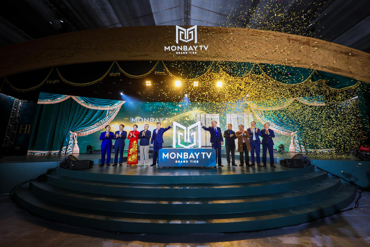 Các đại biểu thực hiện kích hoạt biểu tượng dự án, chính thức ra mắt Tháp đôi căn hộ MonBay TV Grand Tier.