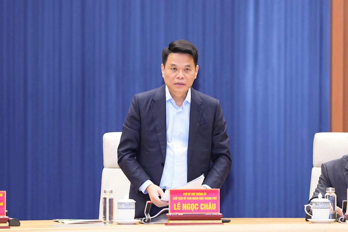 Chủ tịch UBND TP Hải Phòng Lê Ngọc Châu báo cáo kết quả phát triển kinh tế - xã hội. Ảnh: ĐT.&nbsp;