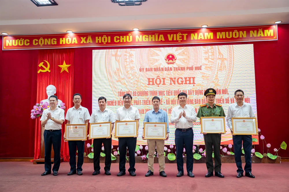 Lãnh đạo UBND thành phố Huế tặng bằng khen cho các đơn vị, cá nhân có thành tích xuất sắc trong các Chương trình Mục tiêu Quốc gia được triển khai tại địa phương, giai đoạn 2021-2025. Ảnh: N.M.