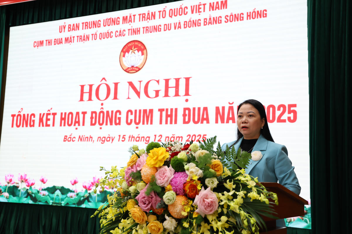 Bà Ngụy Thị Tuyến - Tỉnh ủy viên, Phó chủ tịch Thường trực Ủy ban MTTQ tỉnh Bắc Ninh báo cáo tổng kết Cụm thi đua MTTQ các tỉnh trung du và Đồng bằng sông Hồng năm 2025