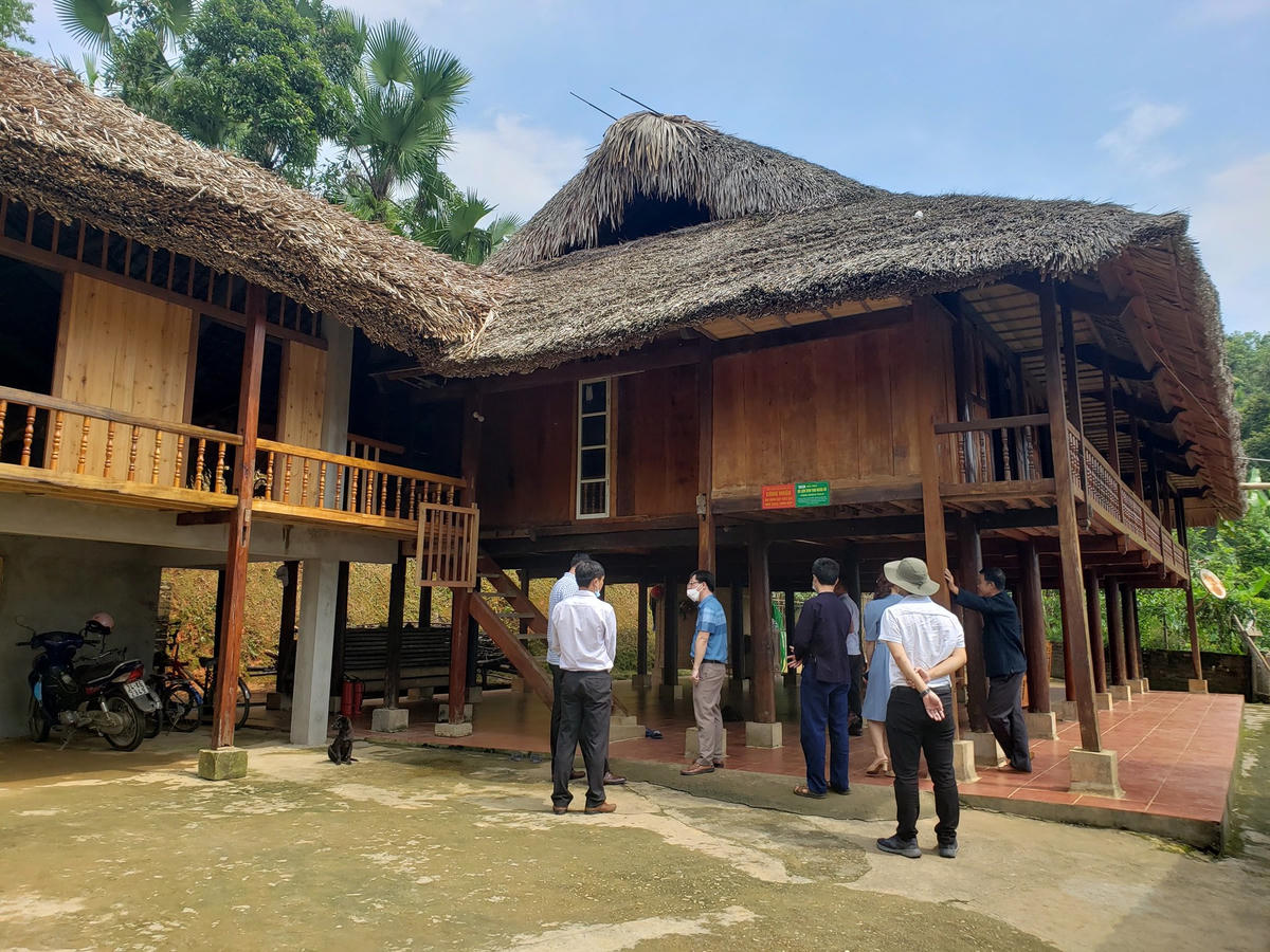 Kiến trúc nhà sàn của đồng bào Tày ở Nghĩa Đô thuận lợi cho việc phát triển du lịch cộng đồng. Ảnh: Tố Uyên