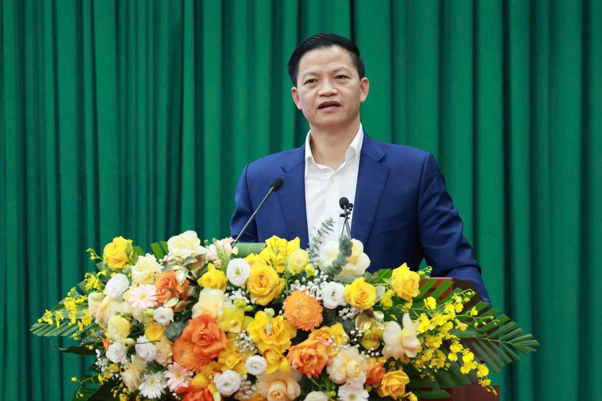 Ông Vương Quốc Tuấn, Chủ tịch UBND tỉnh Thái Nguyên giải trình một số vấn đề cử tri quan tâm. Ảnh: TN.