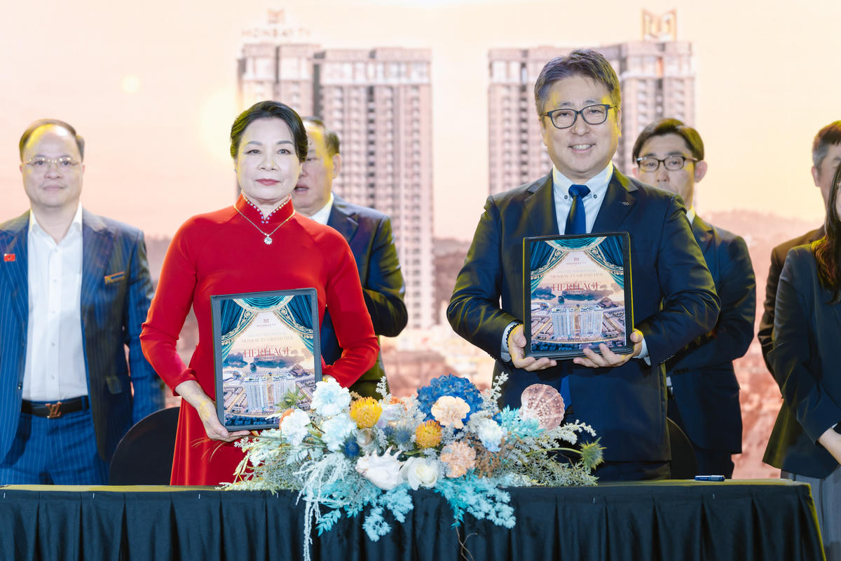 Bà Hoàng Thị Vân, Tổng Giám đốc Công ty Cổ phần Đầu tư Phát triển Monbay TV và đại diện&nbsp;Leben Community Việt Nam&nbsp;ký kết hợp tác quản lý vận hành.&nbsp;