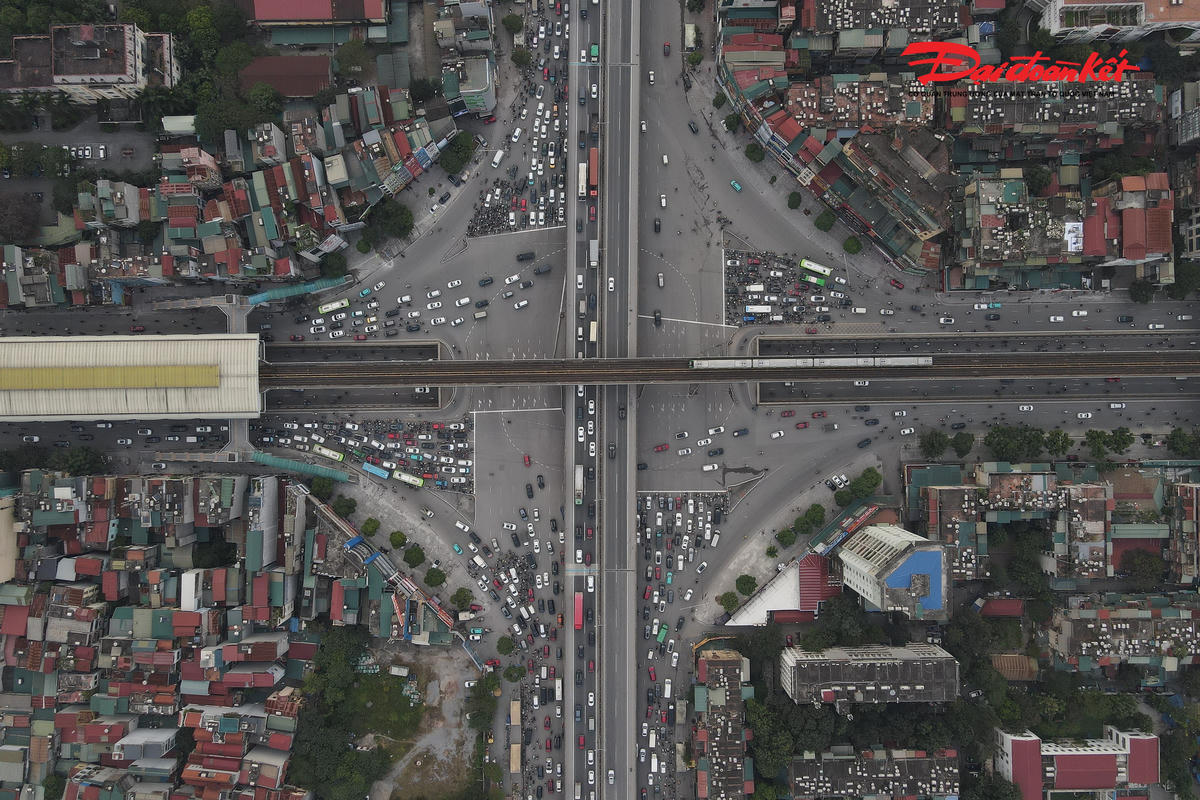 Hình ảnh tại nút giao Nguyễn Trãi - Khuất Duy Tiến các phương tiện xếp hàng ngay ngắn chờ tín hiệu đèn giao thông.