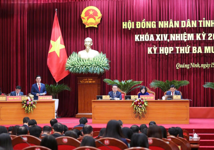 Ông Nguyễn Anh Tú, Giám đốc Sở Xây dựng tỉnh Quảng Ninh trả lời chất vấn tại kỳ họp.