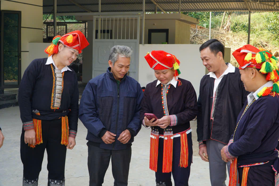 Những năm qua, thực hiện công tác giảm nghèo thông tin hiệu quả, người dân vùng đồng bào dân tộc thiểu số xã Bảo Hà dễ dàng tiếp cận các chủ trương, đường lối của Đảng, chính sách, pháp luật của Nhà nước và nhiều thông tin hữu ích liên quan đến phát triển mô hình kinh tế hộ gia đình hiệu quả. Ảnh: Vân Thảo
