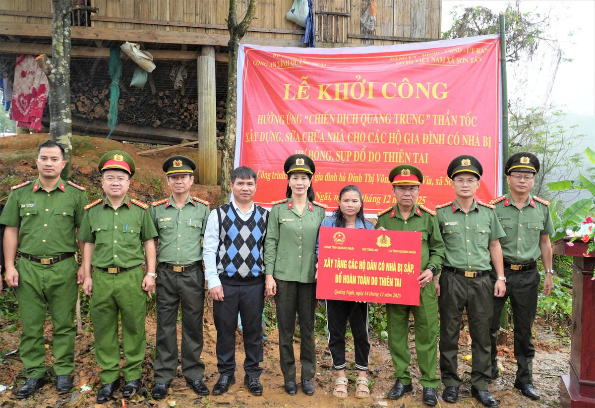 Công an tỉnh Quảng Ngãi tổ chức lễ khởi công xây nhà cho bà con vùng lũ. Ảnh: CV.