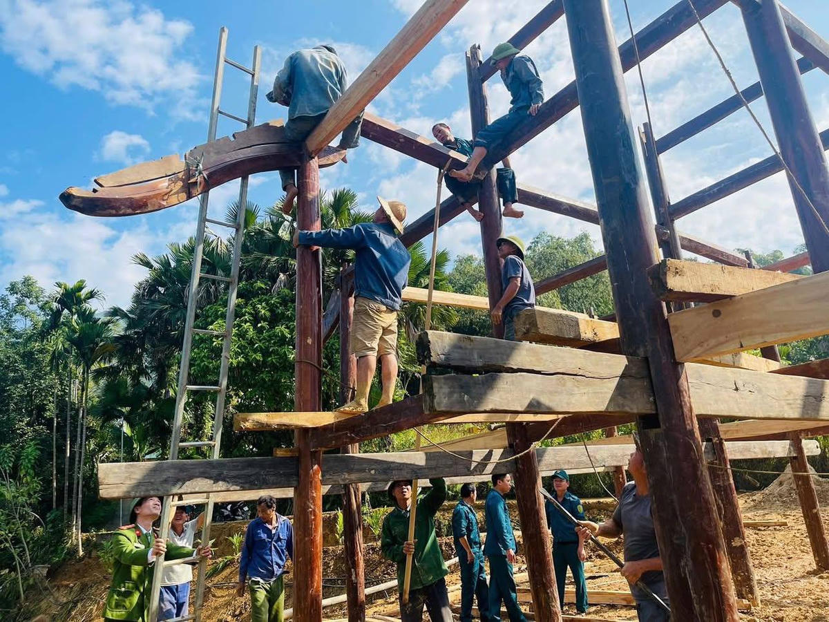 Cán bộ công chức xã Lục Yên cùng các lực lượng Công an, Quân sự xã tham gia hỗ trợ các gia đình sửa chữa nhà ở bị thiệt hại do thiên tai. Ảnh: laocai.gov.vn.