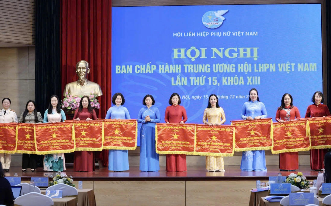 Ủy viên Trung ương Đảng, Phó Chủ tịch UBTƯ MTTQ Việt Nam, Chủ tịch Hội LHPN Việt Nam Nguyễn Thị Tuyến (giữa) trao Cờ thi đua "Đơn vị xuất sắc" cho Hội LHPN các tỉnh, thành phố, đơn vị.&nbsp;