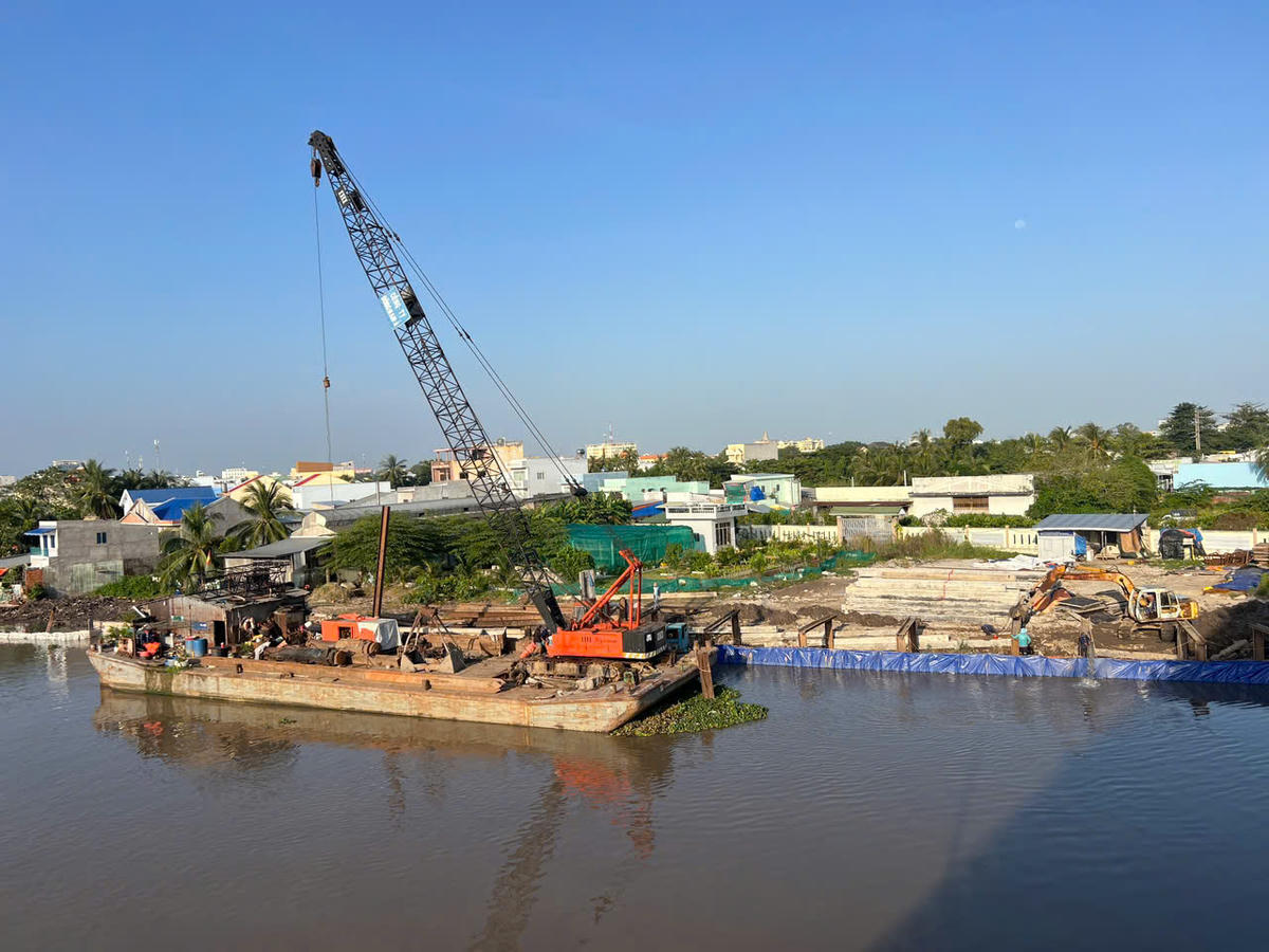 Đẩy nhanh tiến độ thi công Dự án kè sông Bạc Liêu. Ảnh: Nguyên Du.