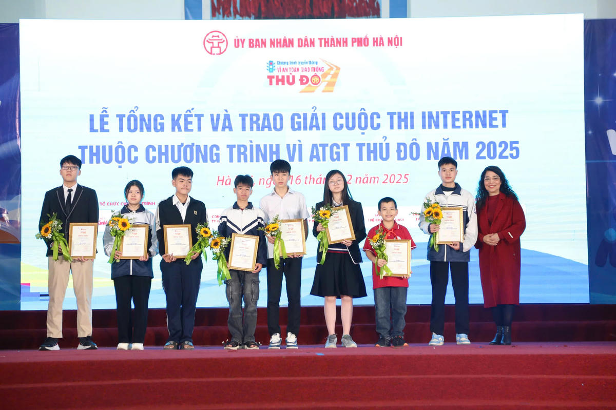 Các học sinh nhận giải được tặng bằng khen.