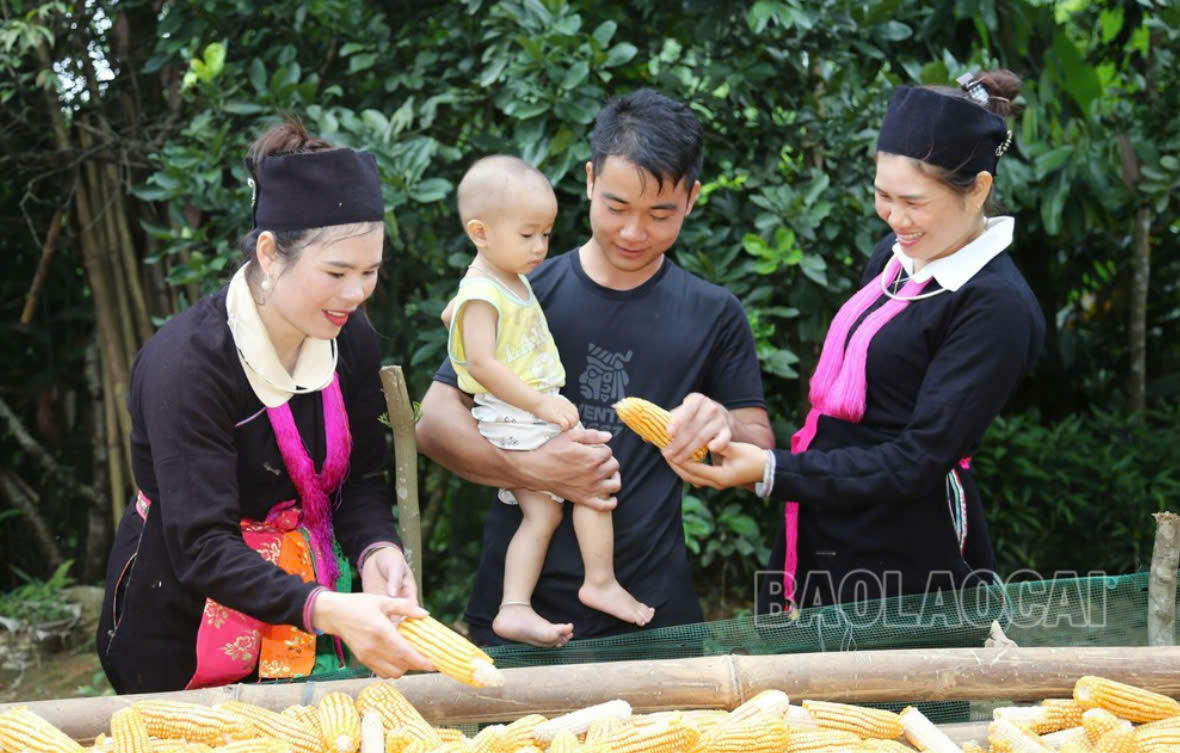 Đồng bào dân tộc thiểu số xã Bảo Hà chia sẻ thông tin phát triển kinh tế hộ gia đình, cùng hỗ trợ nhau vươn lên thoát nghèo, làm giàu trên mảnh đất quê hương. Ảnh: Vân Thảo