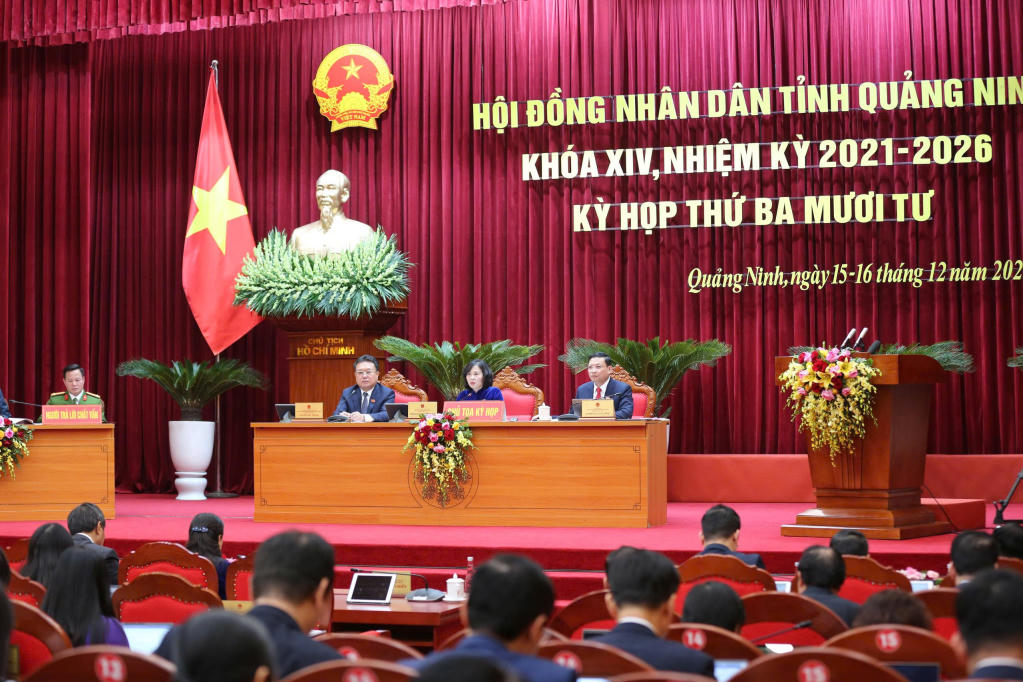 Chủ tịch HĐND tỉnh Quảng Ninh Trịnh Thị Minh Thanh kết luận nội dung chất vấn về&nbsp;vấn đề an ninh mạng và đấu tranh với tội phạm trên không gian mạng.