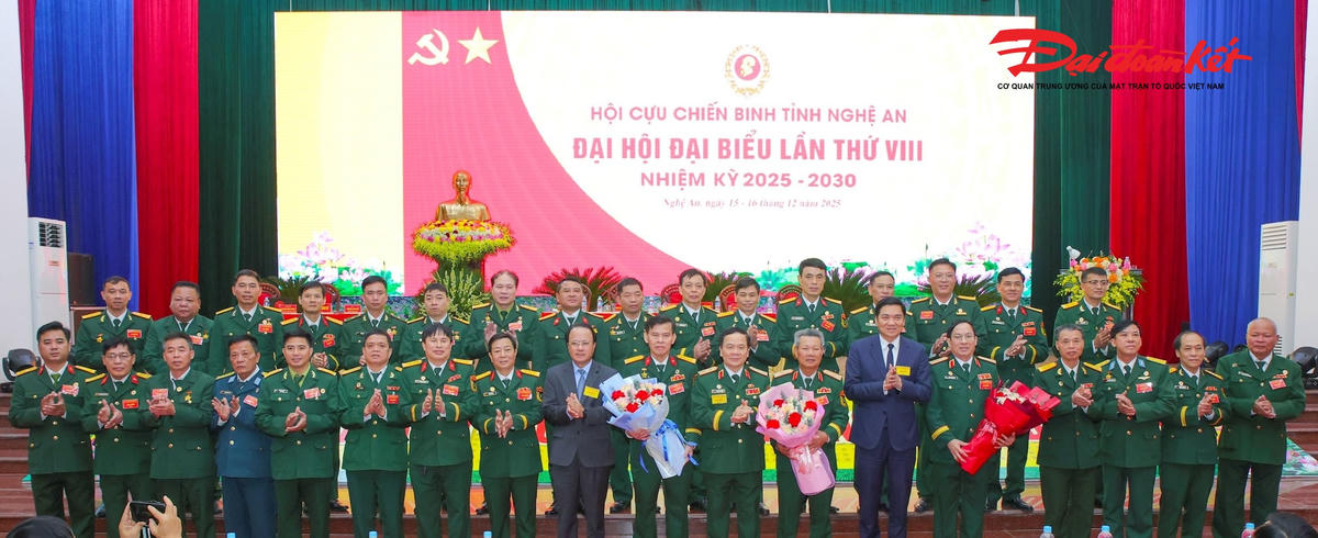 Lãnh đạo Trung ương Hội Cựu chiến binh Việt Nam và tỉnh Nghệ An tặng hoa Ban chấp hành Hội Cựu chiến binh tỉnh Nghệ An khoá VIII, nhiệm kỳ 2025-20230. Ảnh: ĐB.