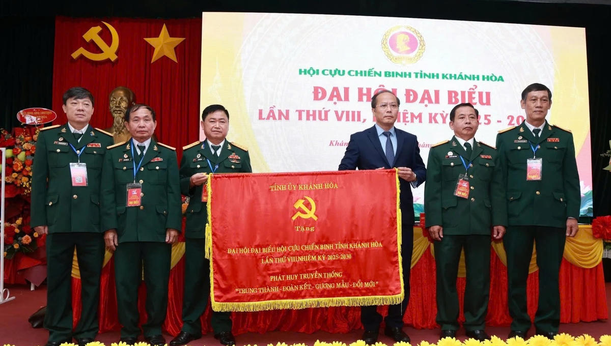 Ông Nguyễn Khắc Hà, Phó Bí thư Tỉnh ủy, Chủ tịch Ủy ban MTTQ Việt Nam tỉnh Khánh Hòa, trao bức trướng tặng đại hội. (ảnh X.H)