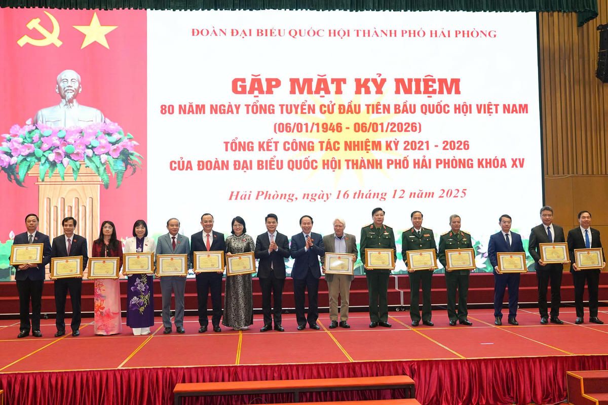 Nhân dịp này, các tập thể và cá nhân có thành tích xuất sắc được nhận Bằng khen của Chủ tịch UBND thành phố. Ảnh: ĐT.&nbsp;