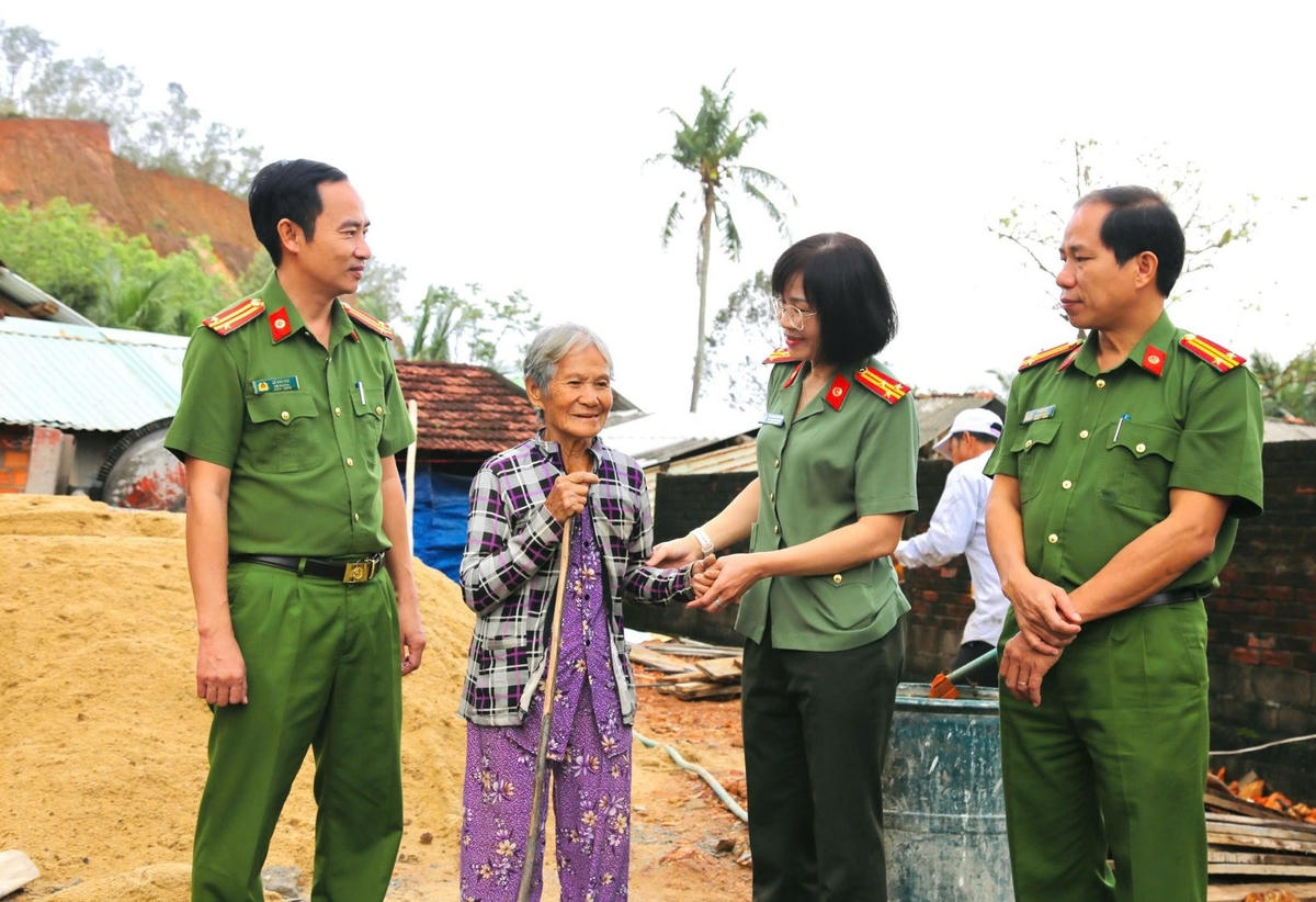 Bà Nguyễn Thị Ba vui mừng khi được Công an tỉnh Gia Lai giúp đỡ xây lại nhà mới. Ảnh: CV.
