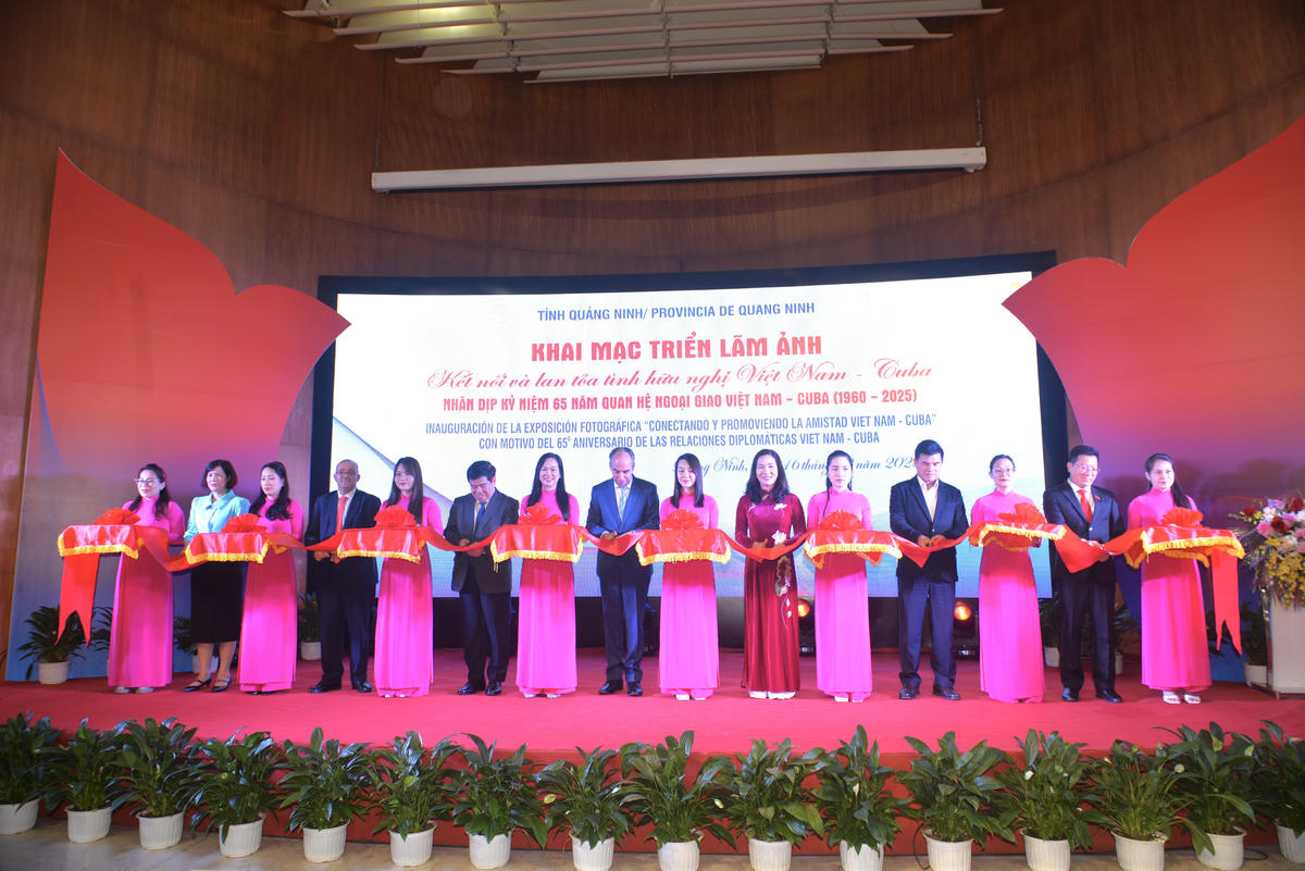 Các đại biểu cắt băng khai mạc triển lãm ảnh&nbsp;“Kết nối và lan tỏa tình hữu nghị Việt Nam - Cuba”.